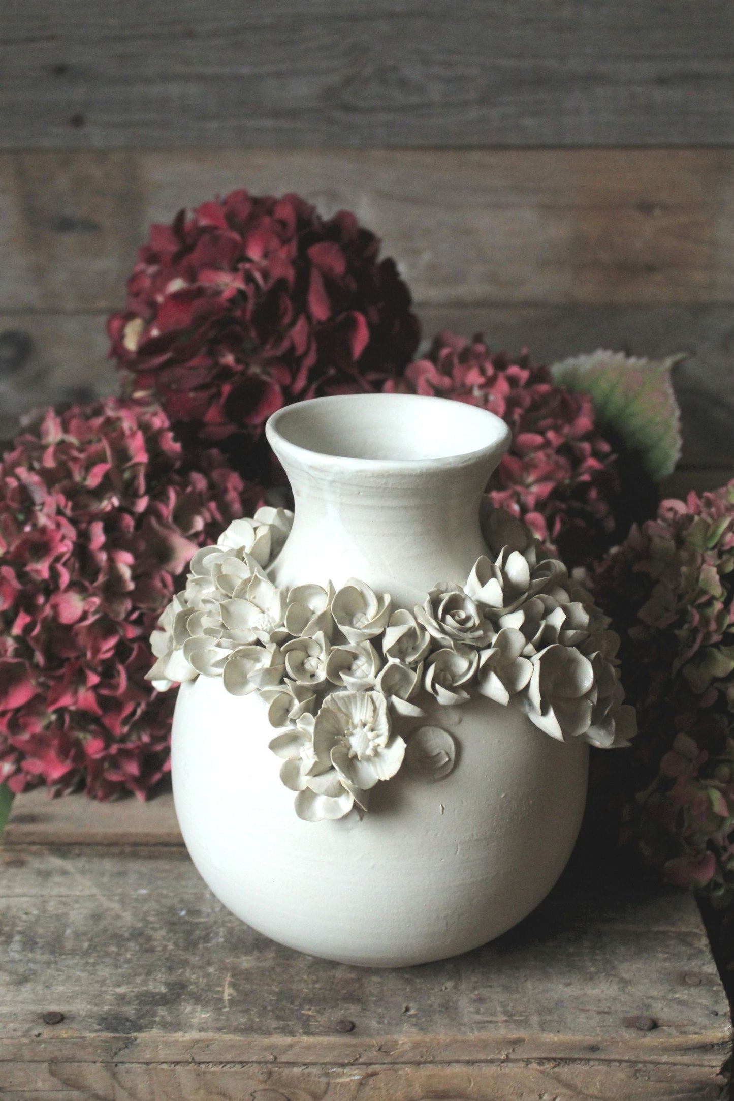 Romantico vaso in gres con ghirlanda di fiori misti. - IN PRODUZIONE