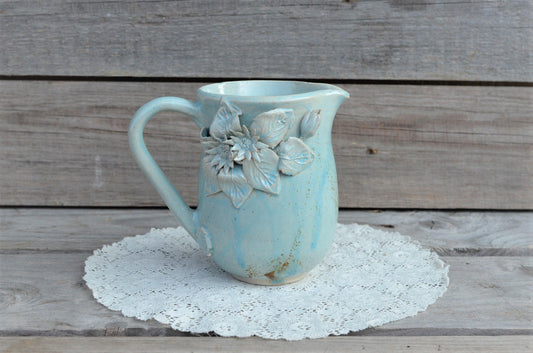 Brocca per il latte / lattiera "Daisy" color azzurro con margherite - IN PRODUZIONE - gres