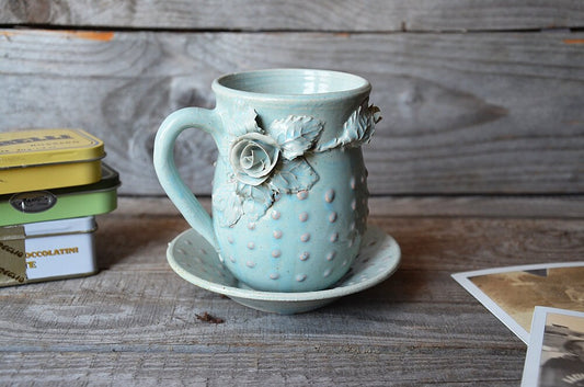 Tazza Alice in gres azzurra - IN PRODUZIONE - con rose e puntini rosa a rilievo - con piattino  - design 2