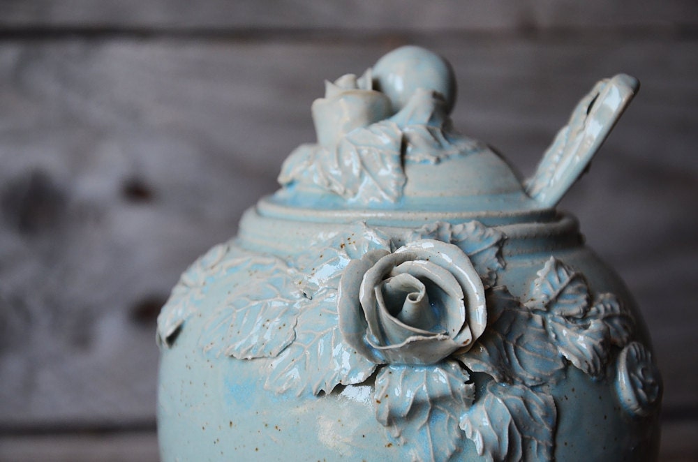 Zuccheriera e cucchiaino "Alice nel paese delle meraviglie" in gres azzurro granito con rose e foglie