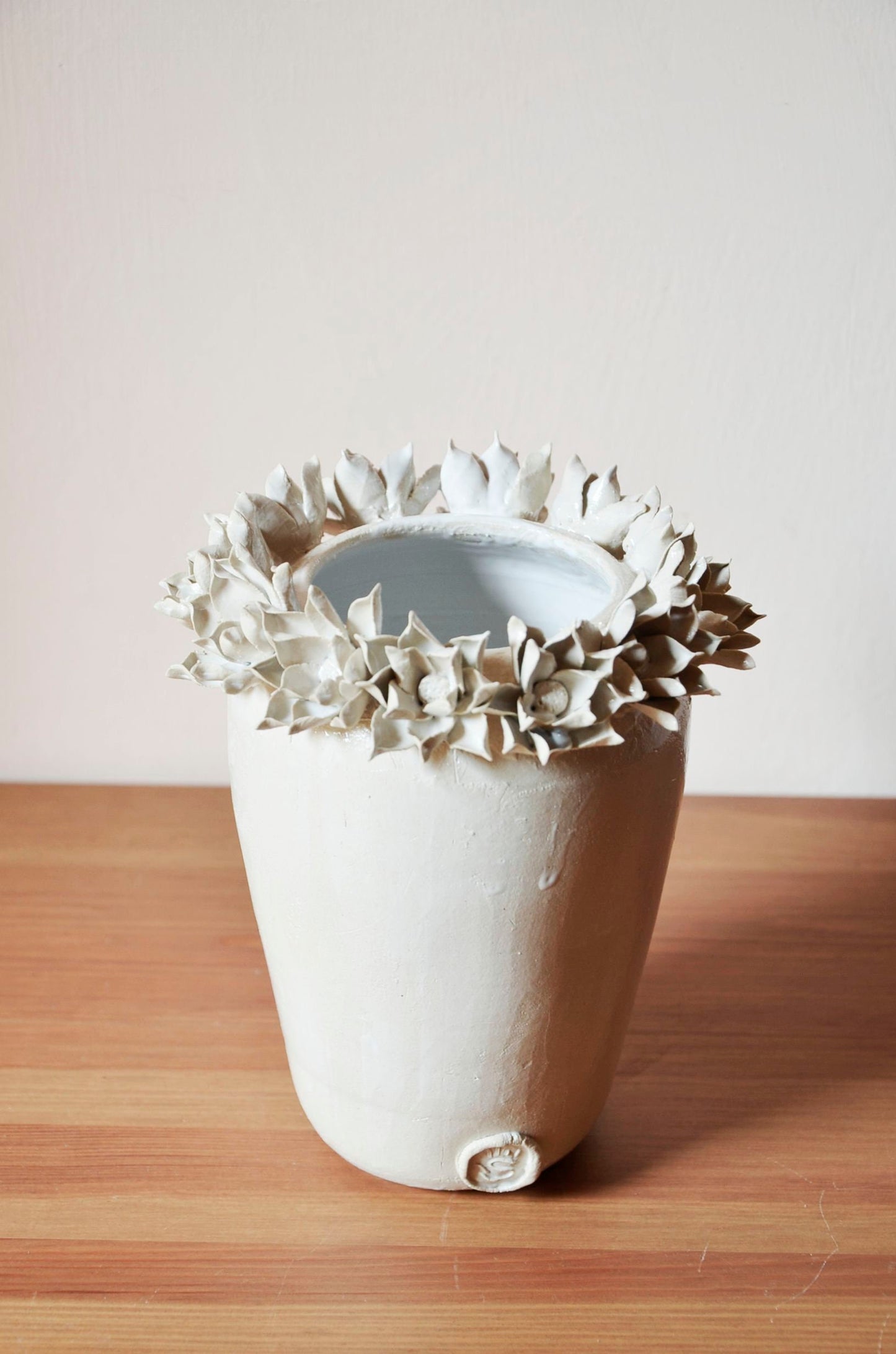 Romantico vaso in gres con fiori bianchi di dalia   - gres -