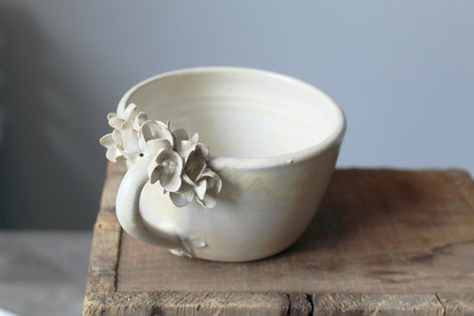 Tazza "Ortensia" in gres color avorio granito.