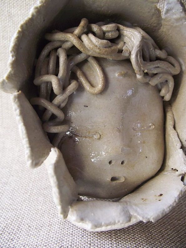 Bimbo addormentato in gres - Decorazione per parete- Gres