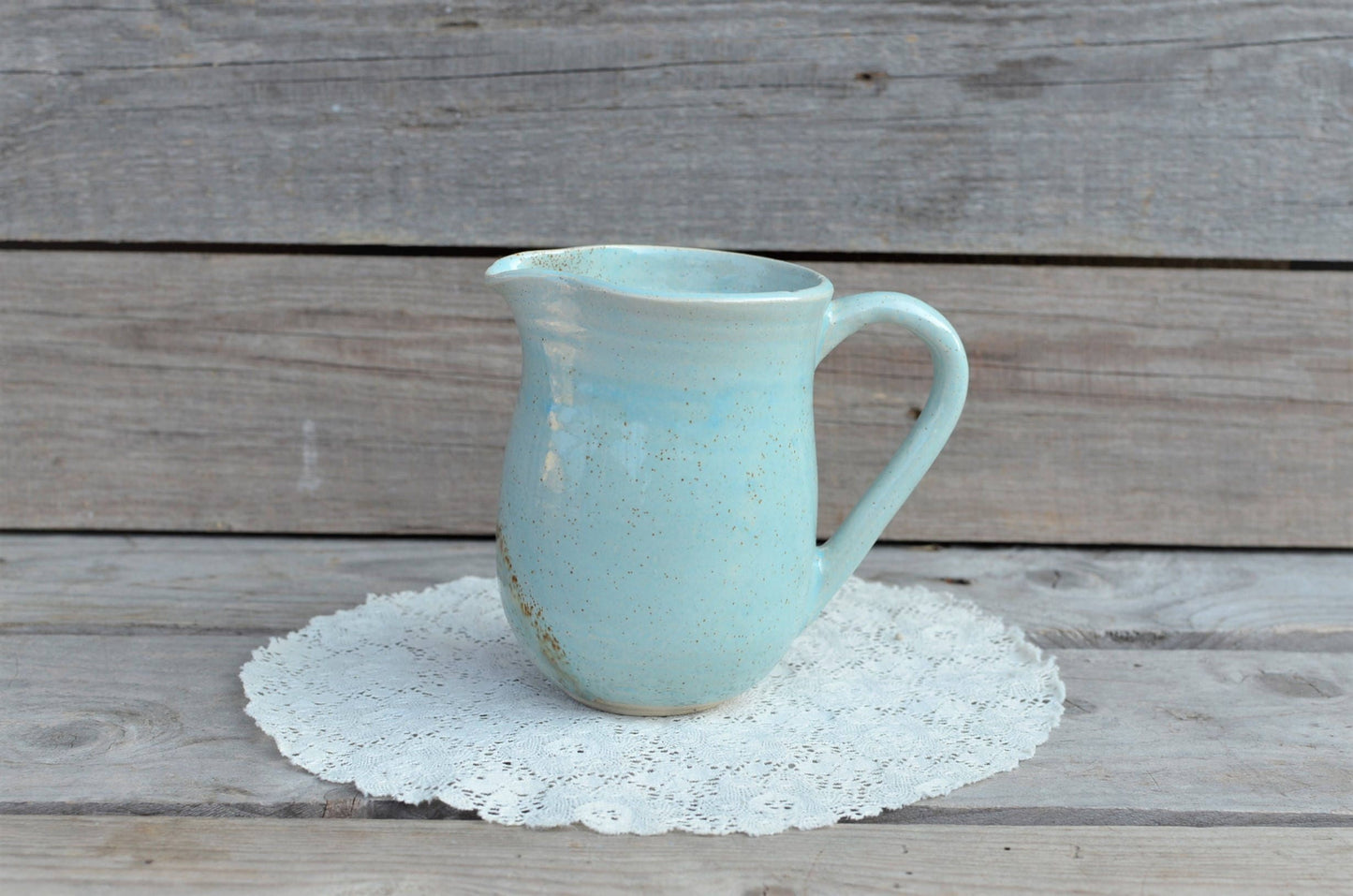 Brocca per il latte / lattiera "Daisy" color azzurro con margherite - IN PRODUZIONE - gres