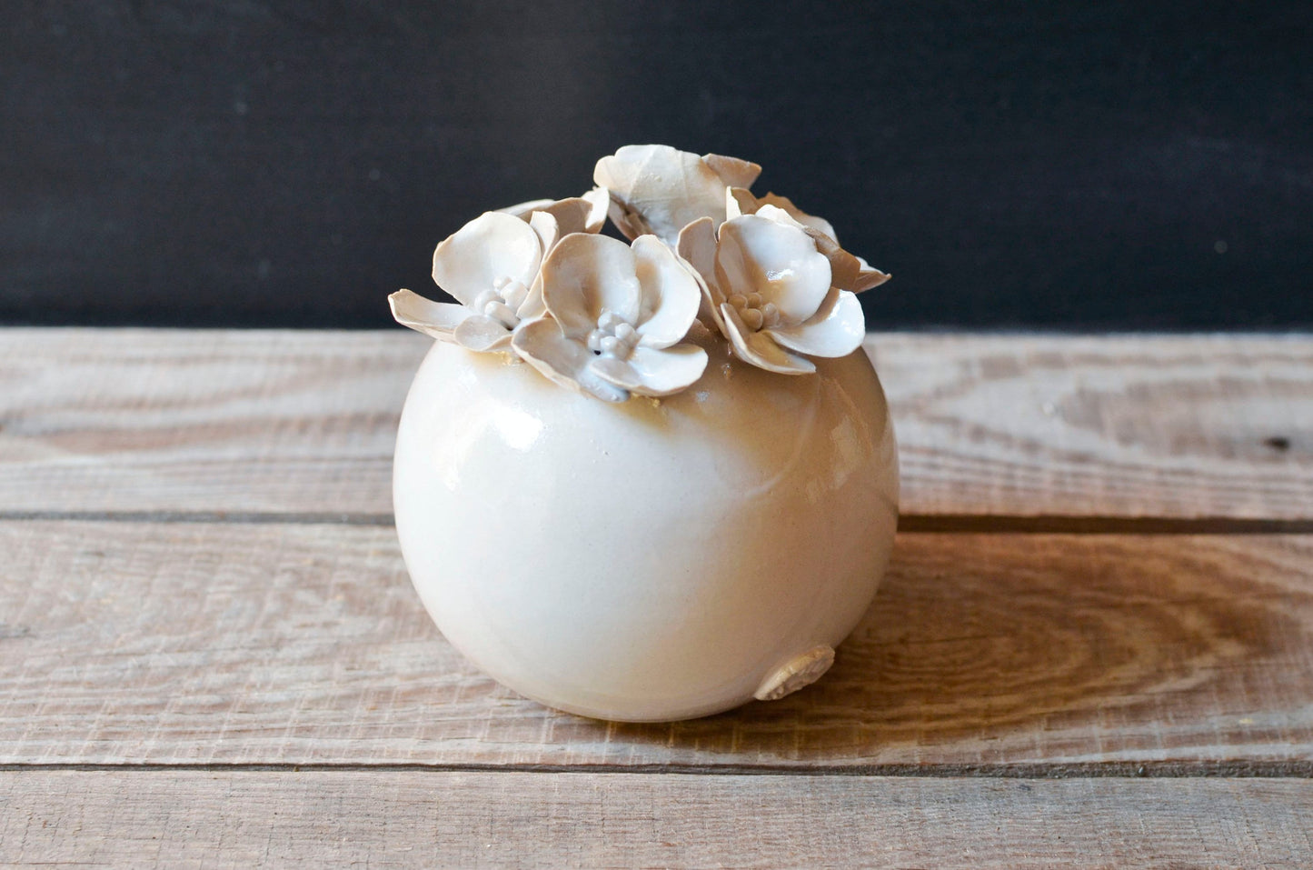 Romantico vaso sferico bianco in gres con fiori a 4 petali -  gres -
