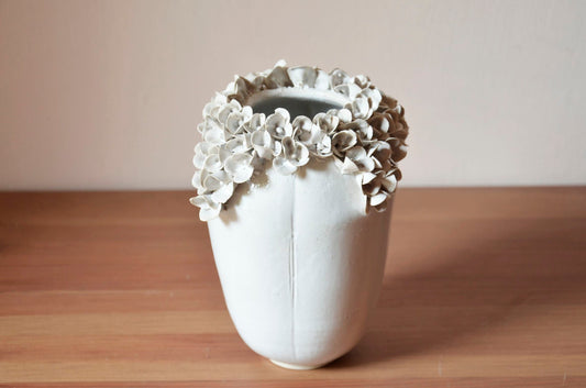 Romantico vaso in gres con fiori bianchi di ortensia - gres -