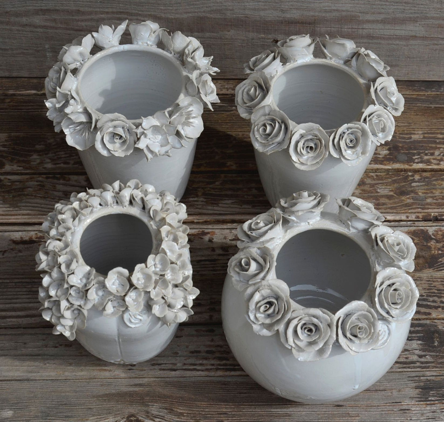 Romantico vaso in gres con rose bianche - SU ORDINAZIONE - gres -