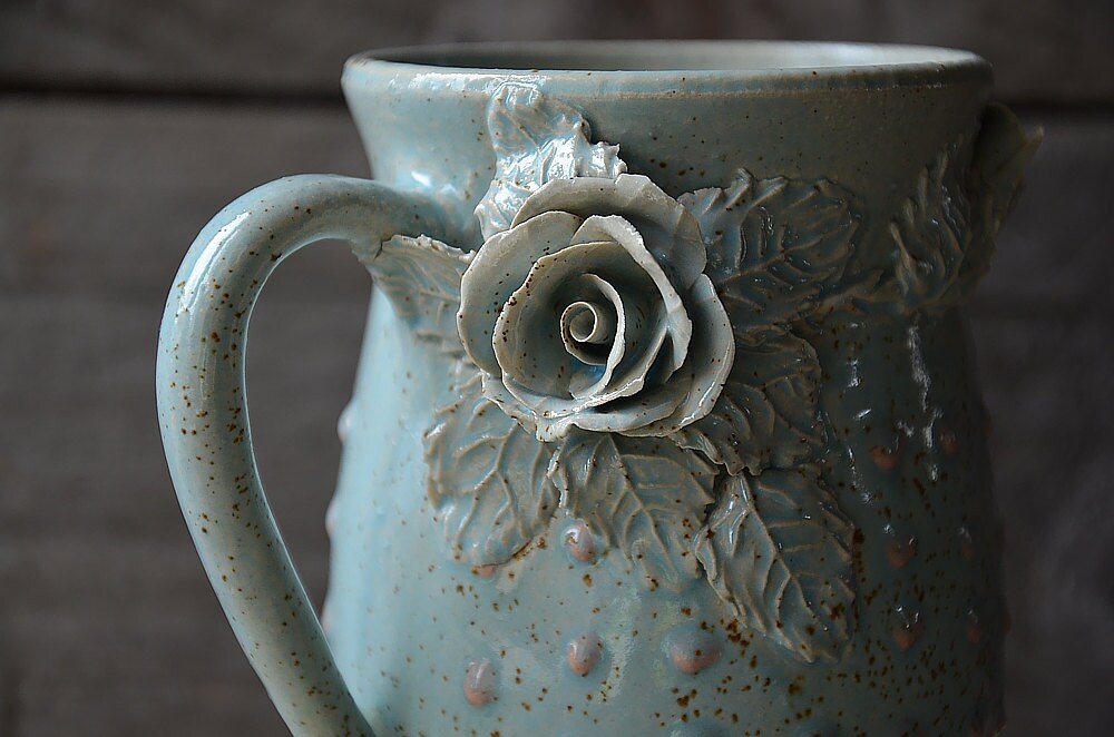 Tazza Alice in gres azzurra con rose e puntini rosa a rilievo - design 2