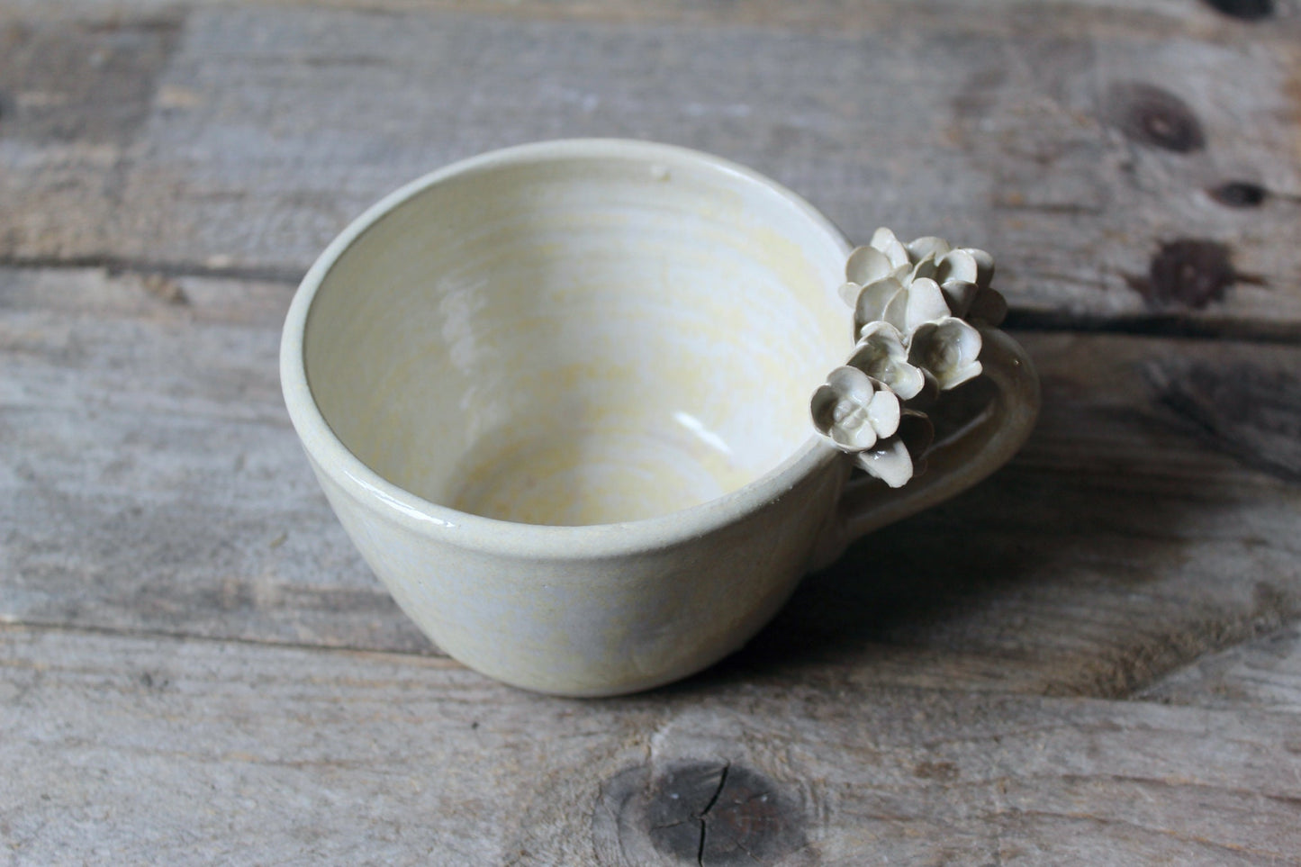 Tazza "Ortensia" in gres color avorio granito.