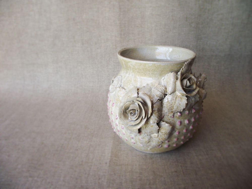 Piccolo vaso bianco con rose e  puntini rosa - gres -