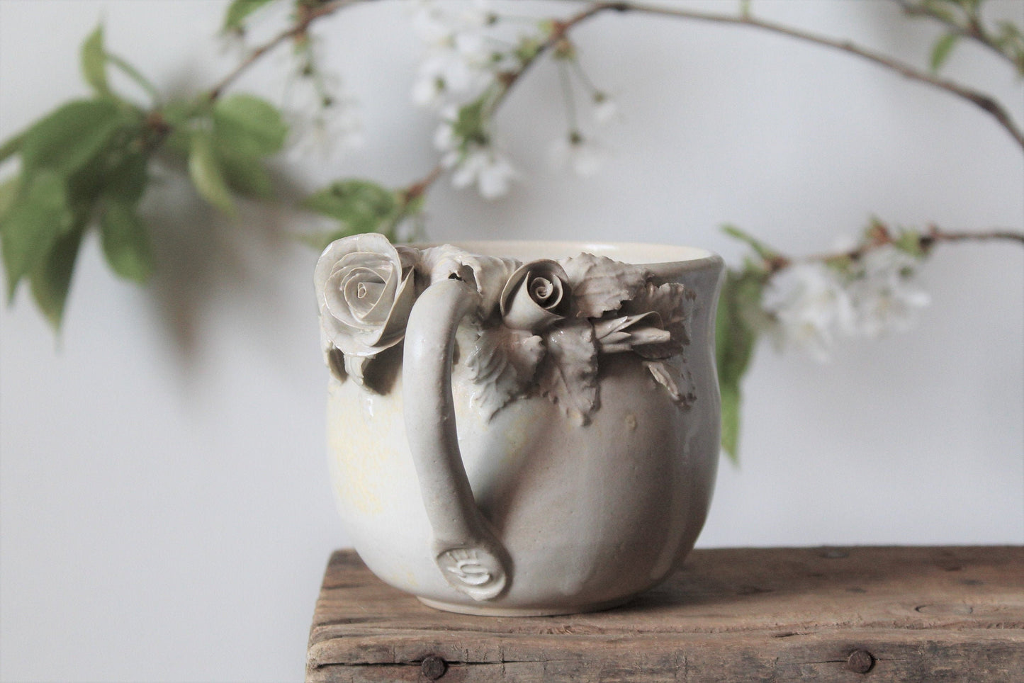 Alice - Tazza in gres avorio  con rose  senza puntini -   SU ORDINAZIONE - design 1