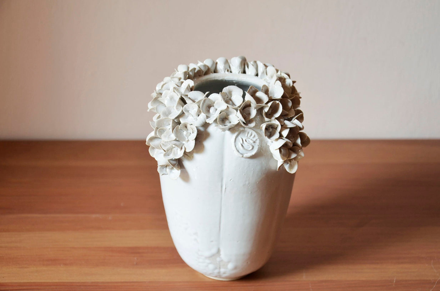 Romantico vaso in gres con fiori bianchi di ortensia - gres -