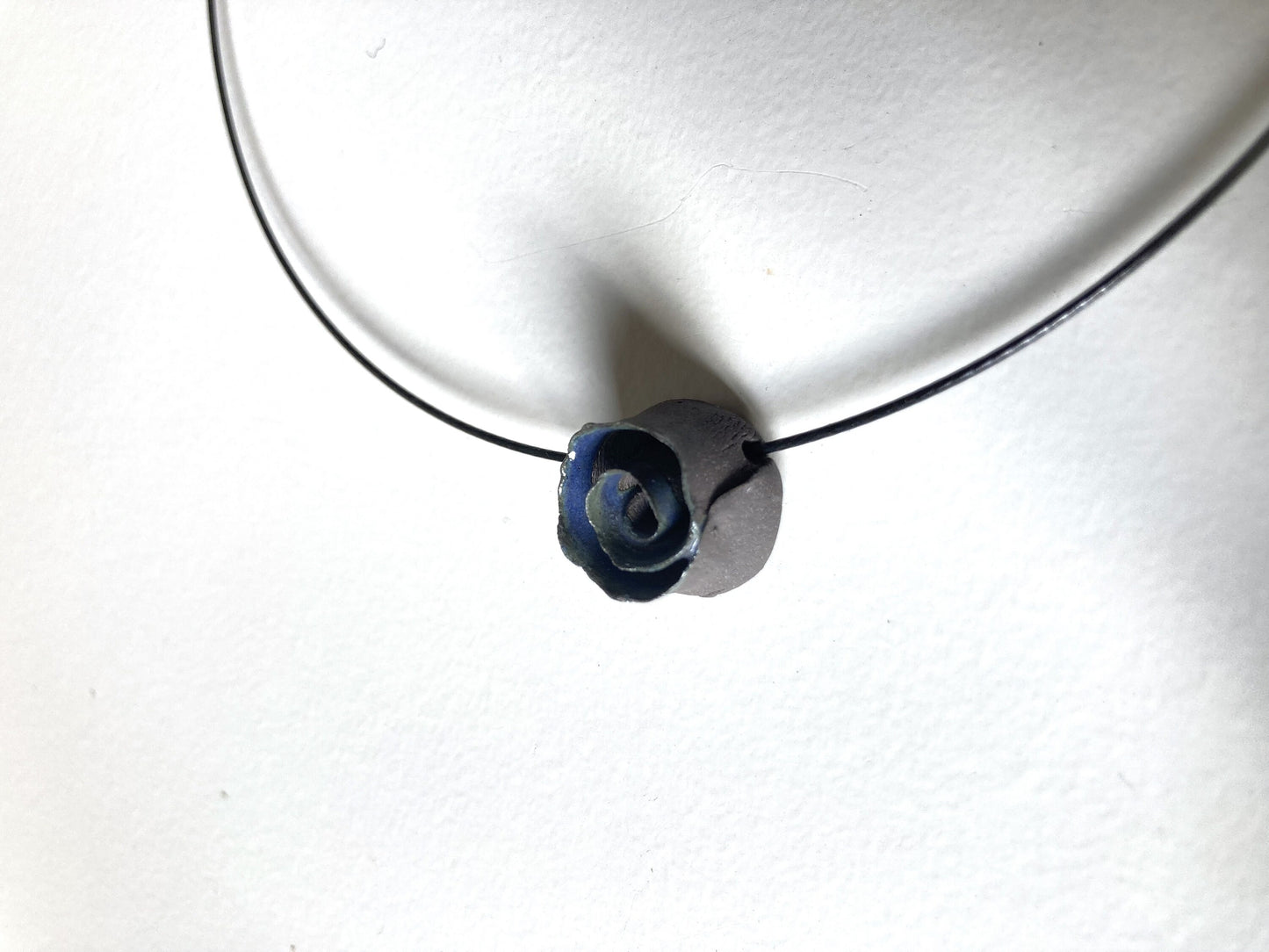 Collana con una semplice rosa nera in gres
