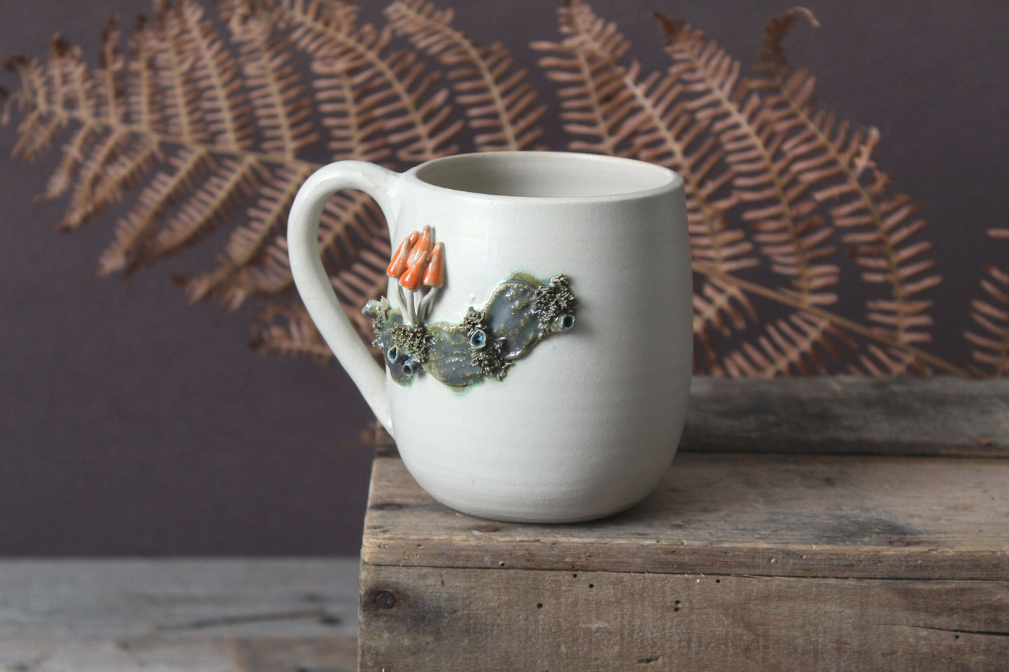 Tazza in gres  con funghetti arancioni - smalto chiaro -  gres