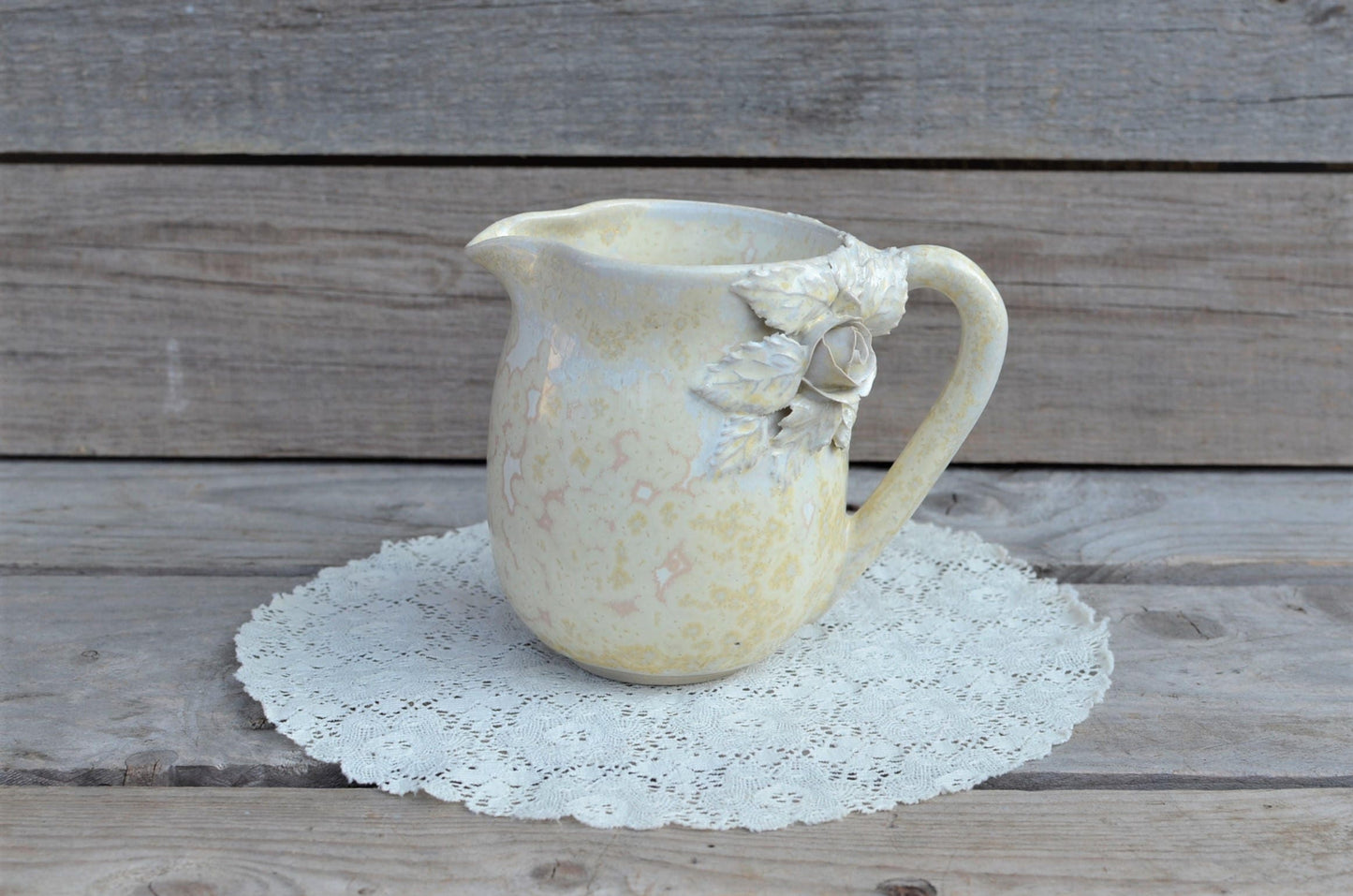 Brocca per il latte / lattiera "Alice nel paese delle meraviglie" color crema con rose  - IN PRODUZIONE- gres