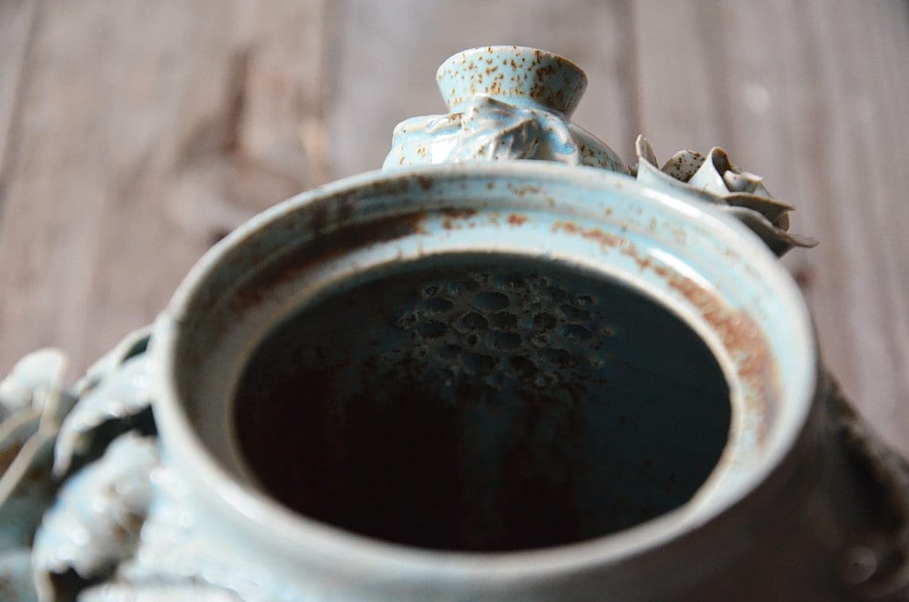 Teiera "Alice nel Paese delle Meraviglie" - IN PRODUZIONE -   in gres  smaltato di azzurro granito con tralci di rose