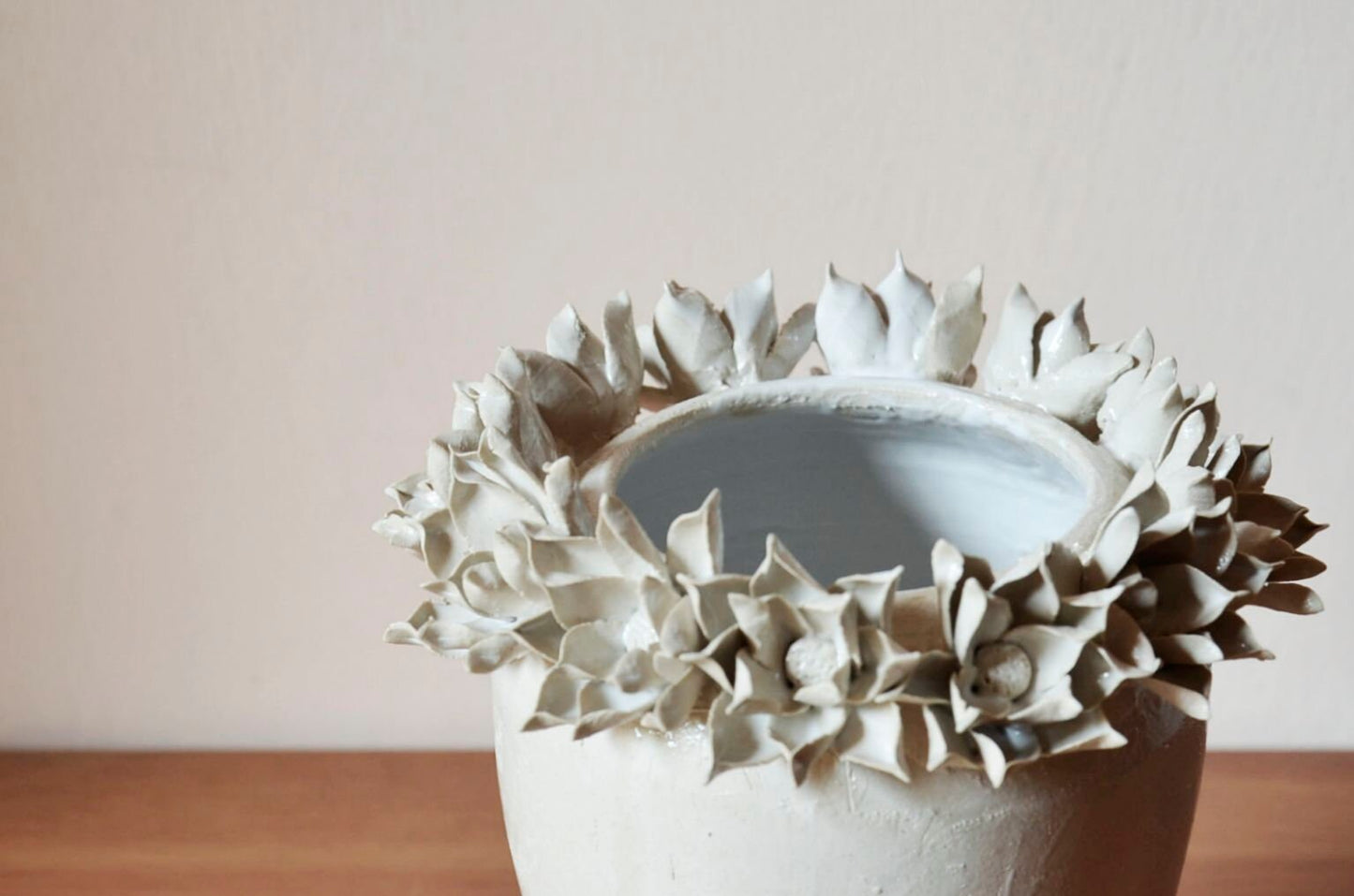 Romantico vaso in gres con fiori bianchi di dalia   - gres -