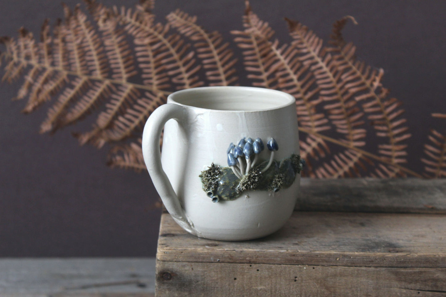 Tazza in gres  con funghetti blue  -  smalto chiaro - gres
