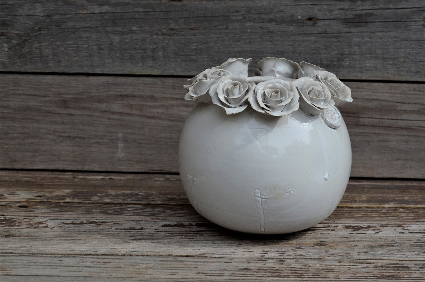 Romantico vaso bianco in gres con corona di rose - SU ORDINAZIONE