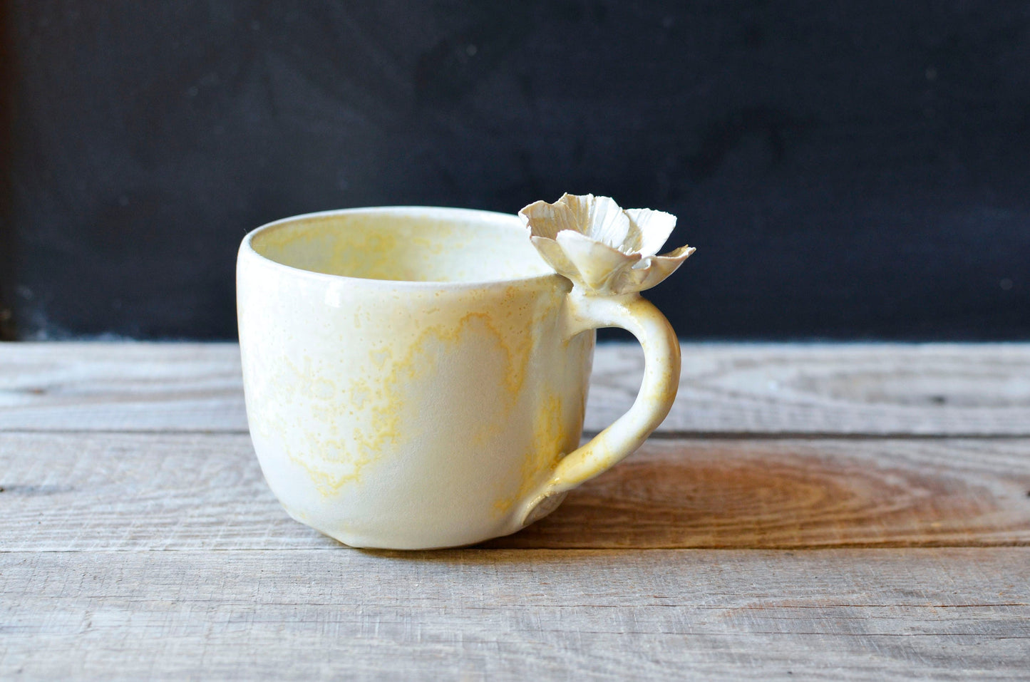 Tazza in gres color avorio granito con fiore di anemone - SU ORDINAZIONE