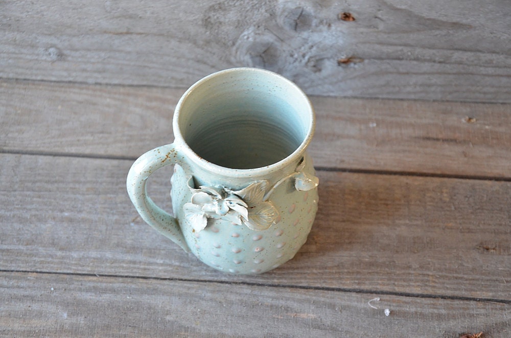 Tazza in gres azzurra con viole del pensiero e puntini rosa a rilievo - SU ORDINAZIONE -  gres