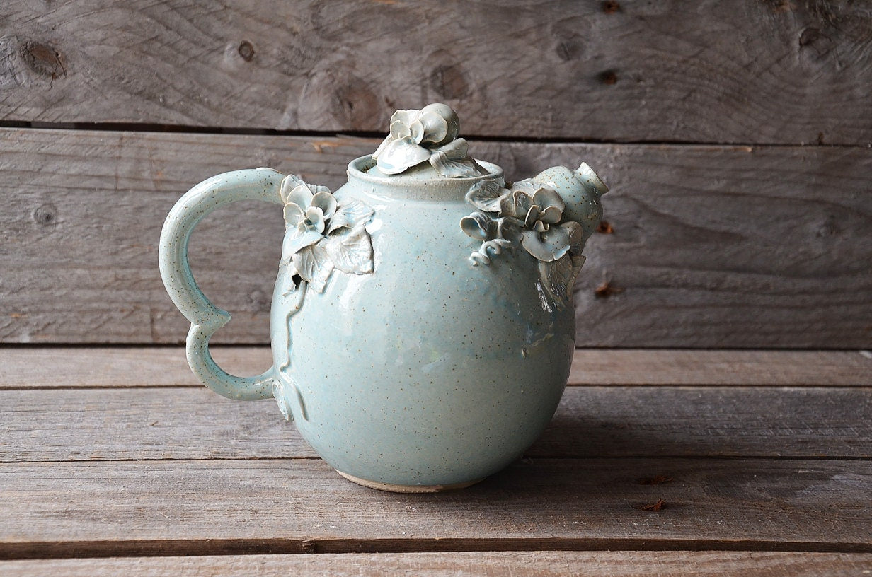 Teiera "Viola del pensiero" - SU ORDINAZIONE -   in gres  smaltato di azzurro granito con fiori e foglie