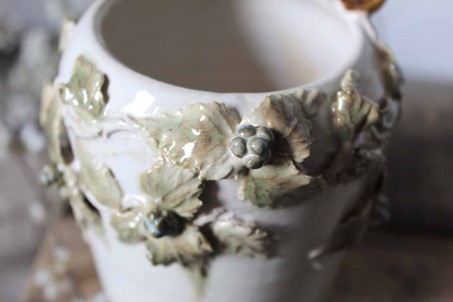 Romantico vaso in gres con due uccellini, rovi e more  - IN PRODUZIONE - gres -