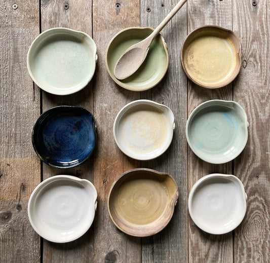  Appoggia cucchiaio artigianale in gres smaltato. Lavorato al tornio, lavabile in lavastoviglie. colori disponibili. Diametro 12cm. Ceramica italiana.