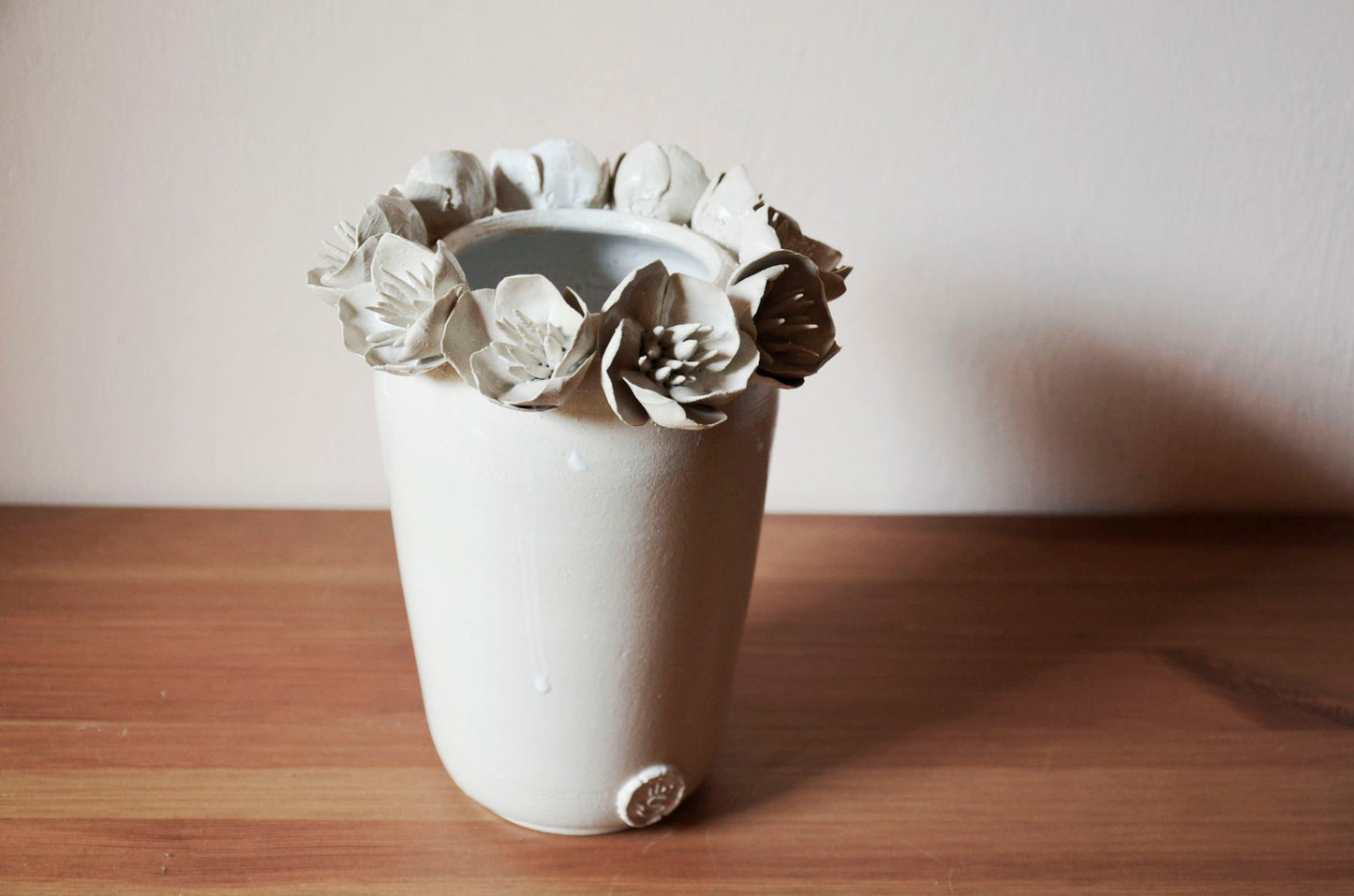 Romantico vaso in gres con anemoni bianchi - gres -