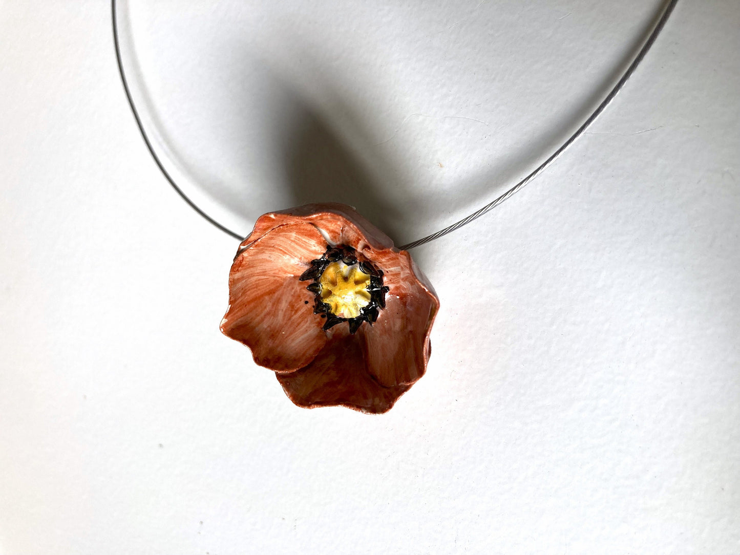 Collana con un papavero rosso in gres