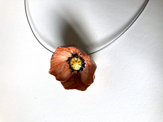 Collana con un papavero rosso in gres