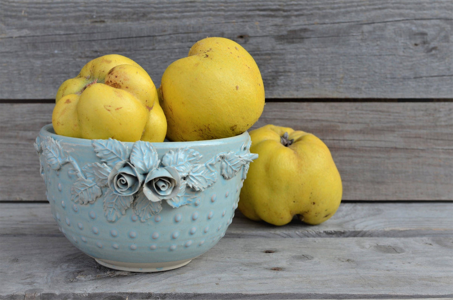 Ciotola azzurra con rose e  puntini rosa- gres -