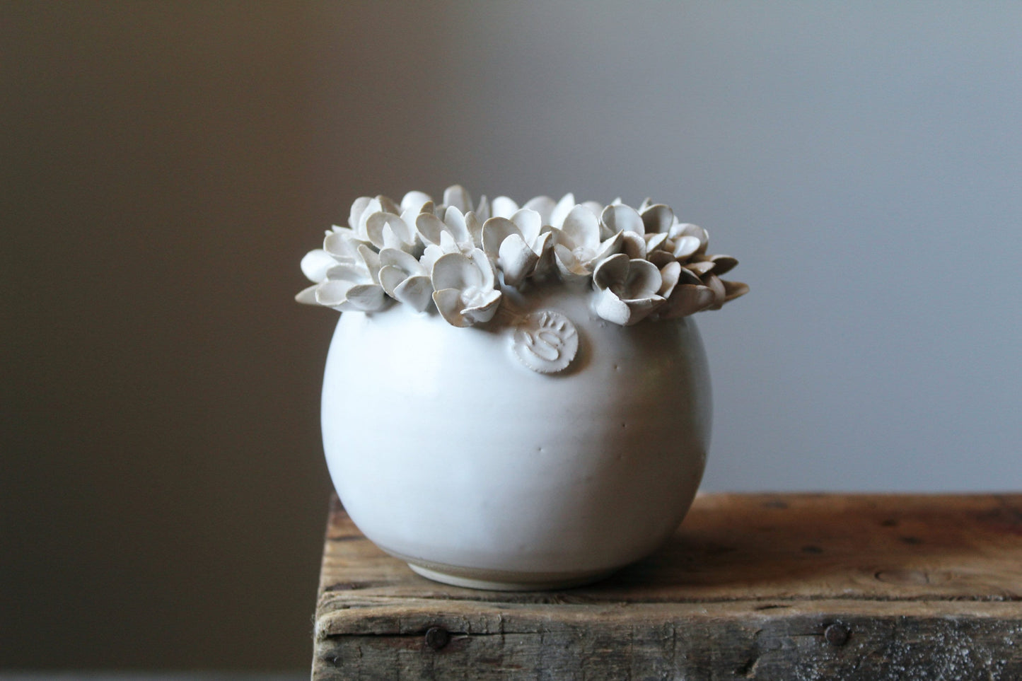 Piccolo Vaso sferico bianco in gres con fiori di  ortensia  - SU ORDINAZIONE
