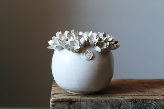 Piccolo Vaso sferico bianco in gres con fiori di  ortensia  - SU ORDINAZIONE
