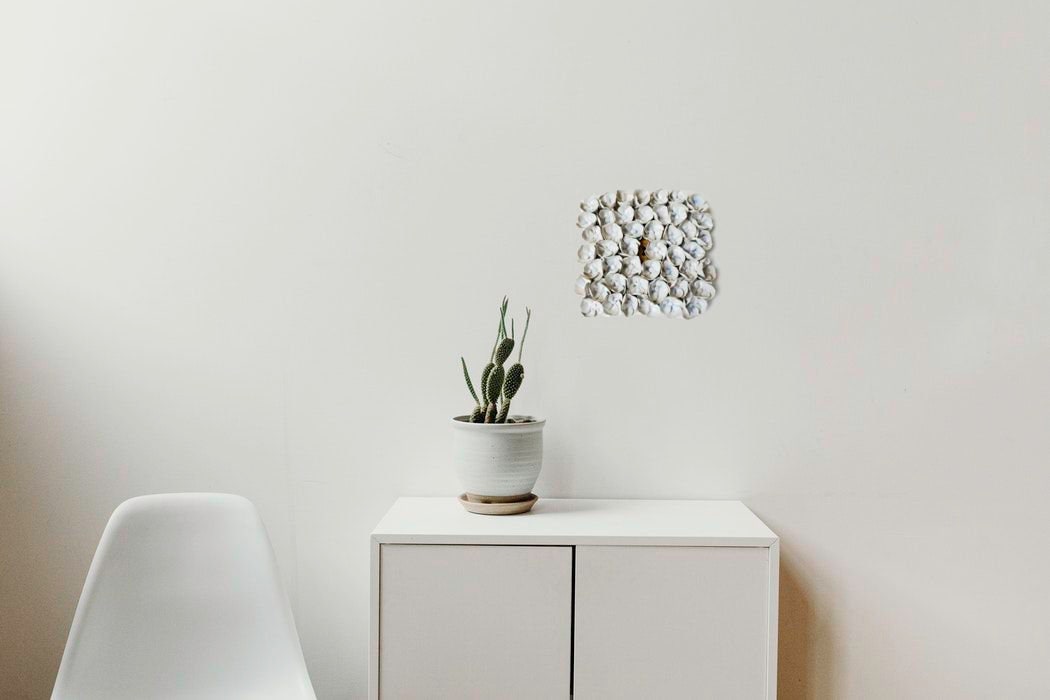 Giardini segreti n 2 - Placca quadrata da appendere in gres con fiori bianchi