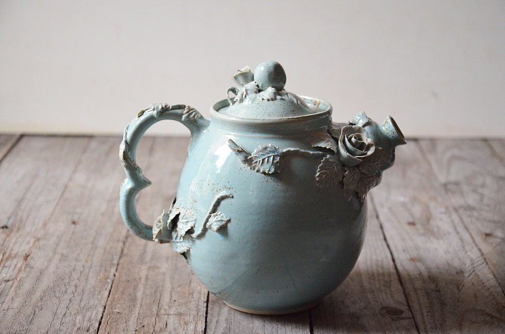 Teiera "Alice nel Paese delle Meraviglie" - IN PRODUZIONE -   in gres  smaltato di azzurro granito con tralci di rose