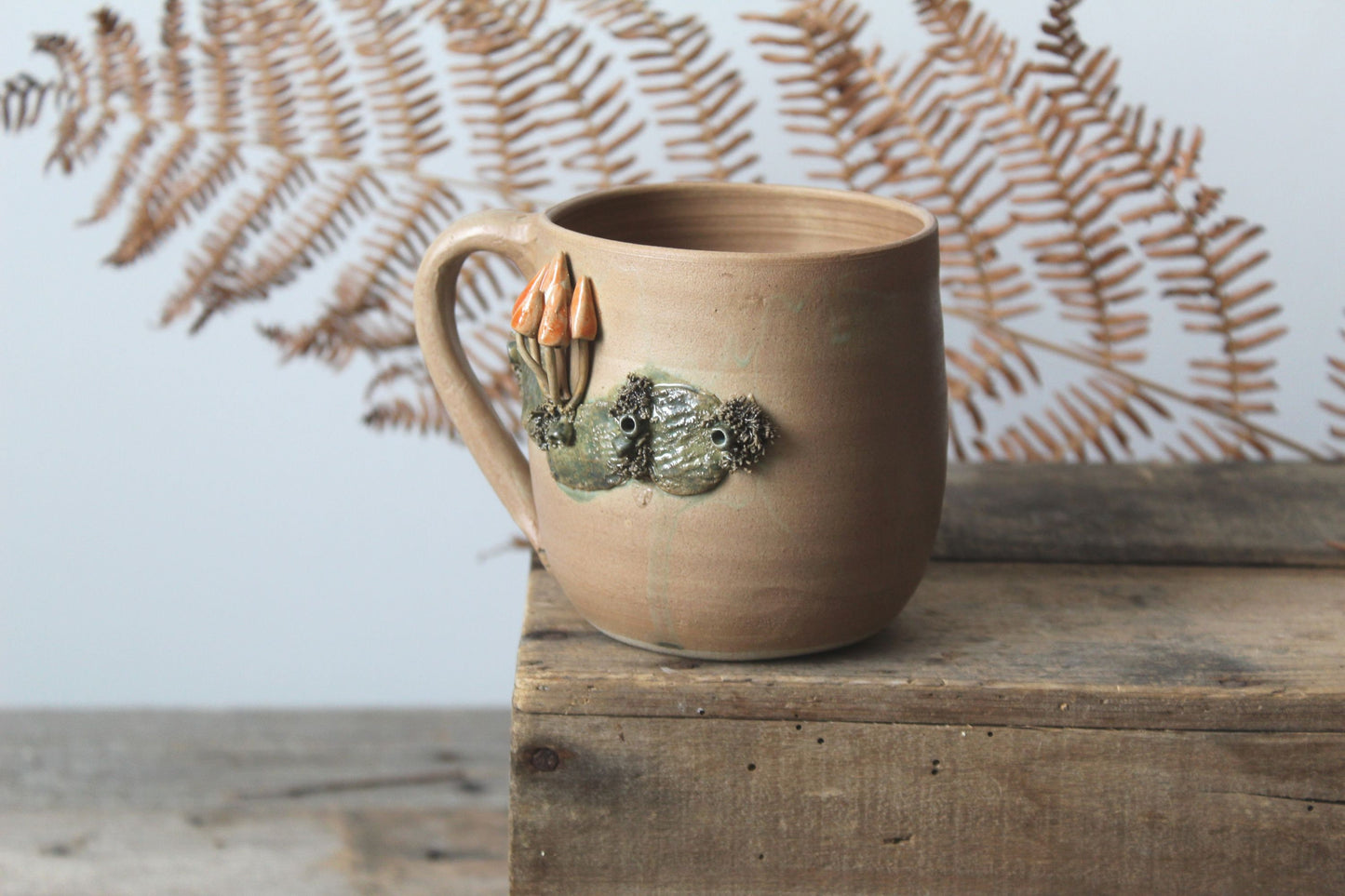Tazza in gres  con funghetti arancioni - smalto verde/marrone -  gres