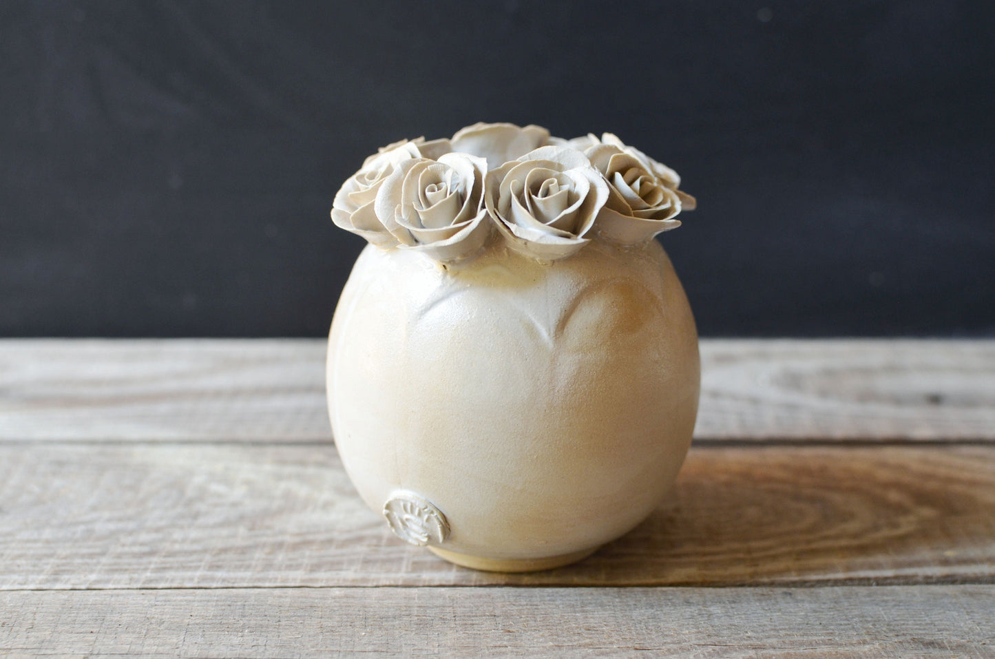 Romantico vaso sferico bianco  con base giallo chiaro in gres con rose - gres