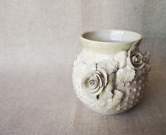 Piccolo vaso bianco con rose e  puntini rosa - gres -