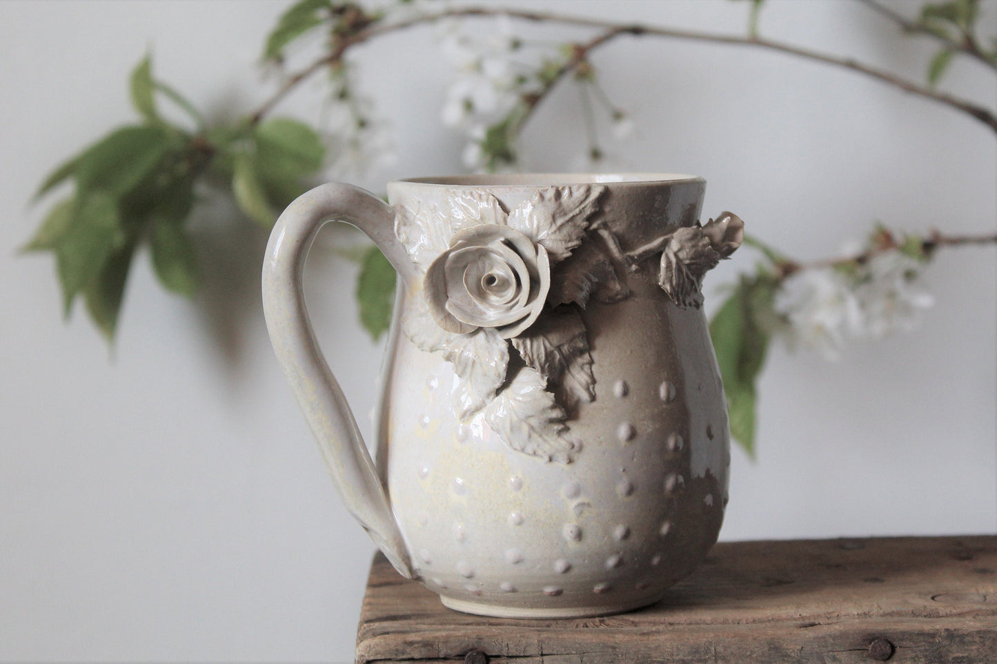 Alice Tazza avorio con rose e puntini in rilievo rosa - design 2