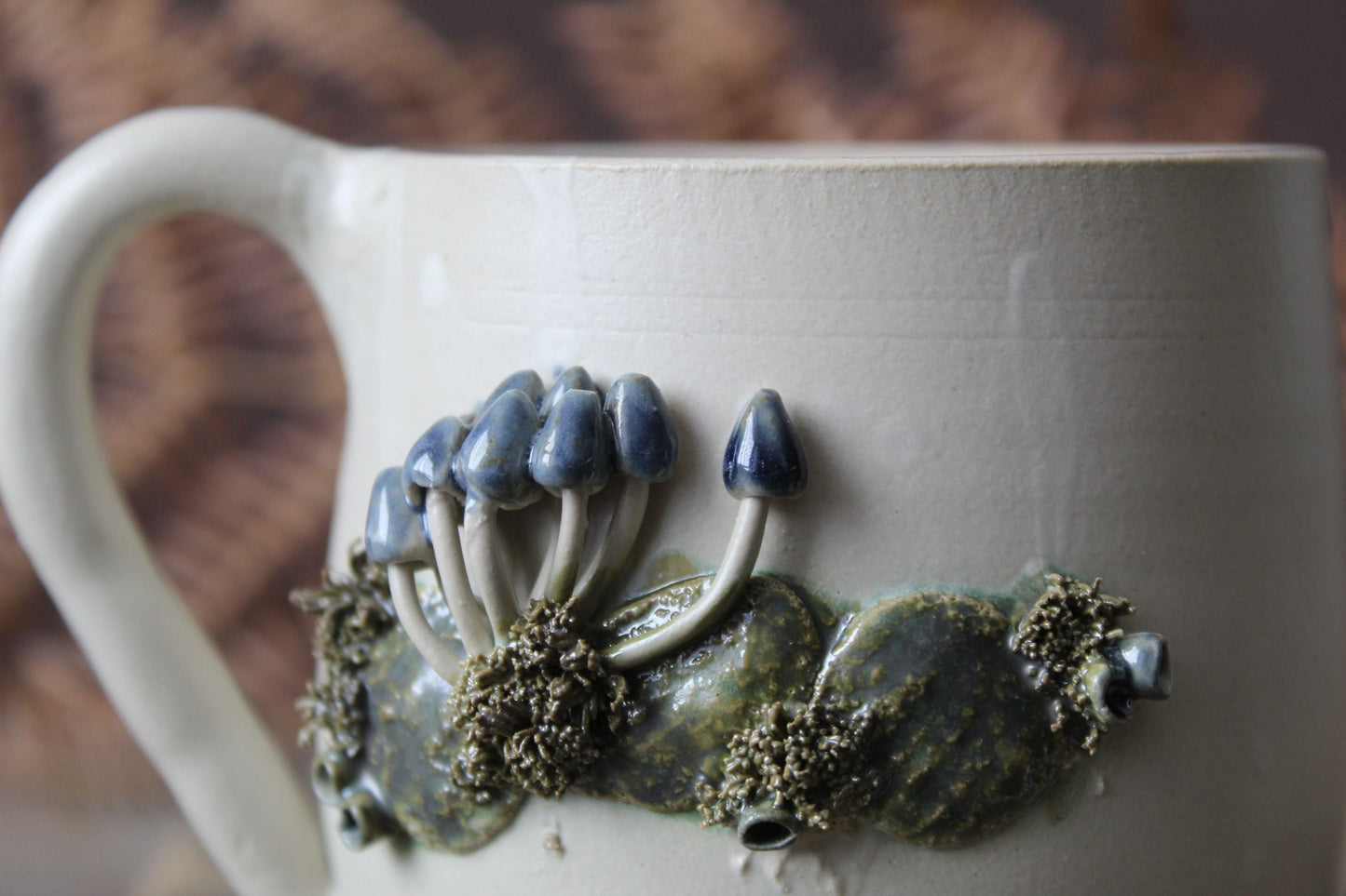 Tazza in gres  con funghetti blue  -  smalto chiaro - gres