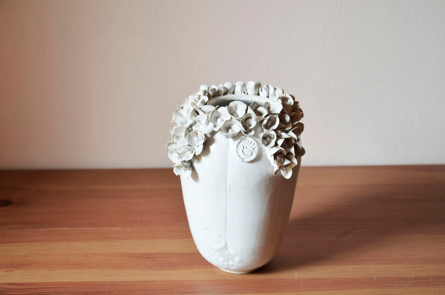 Romantico vaso in gres con fiori bianchi di ortensia - gres -