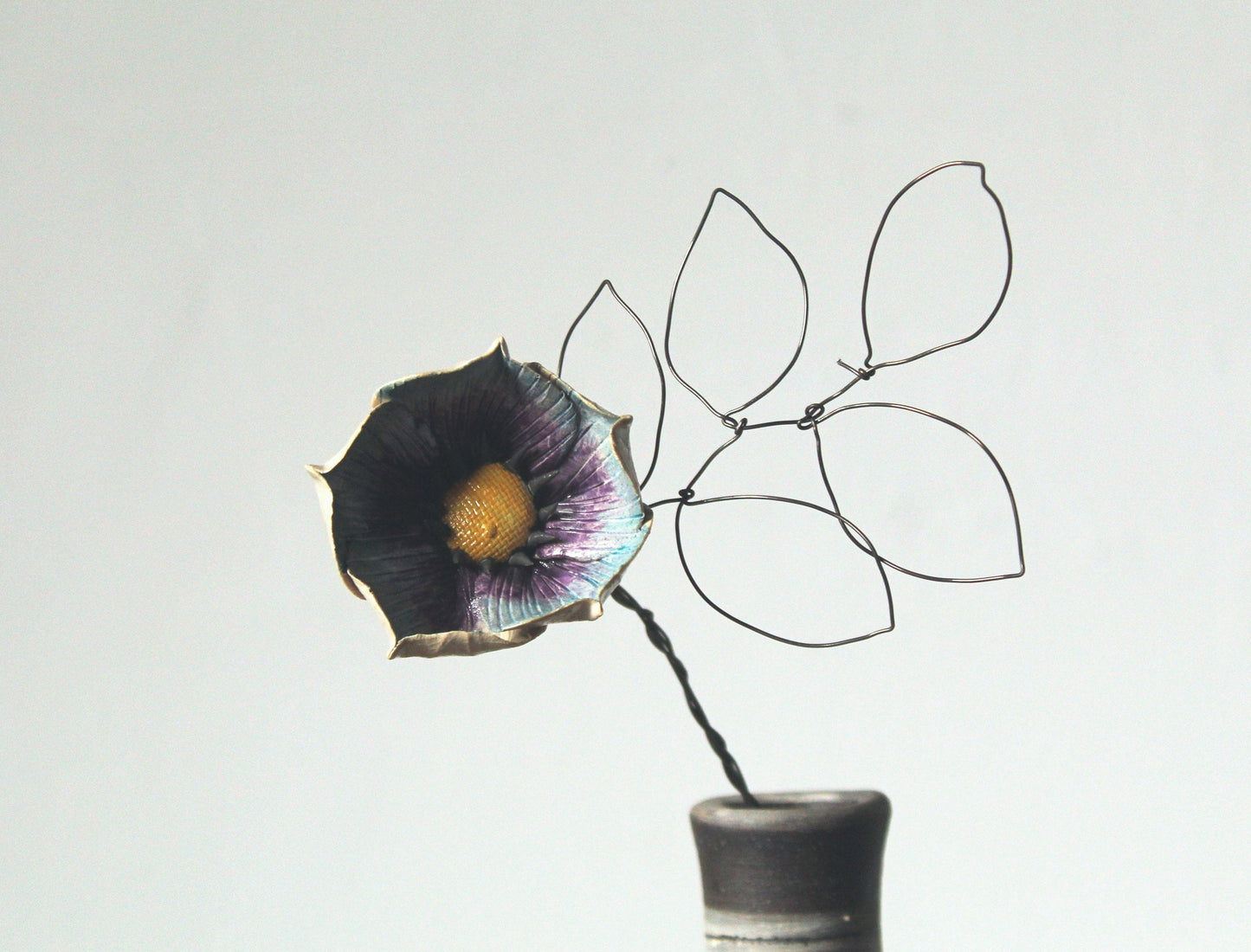 Fiore in gres di colore azzurro e lilla