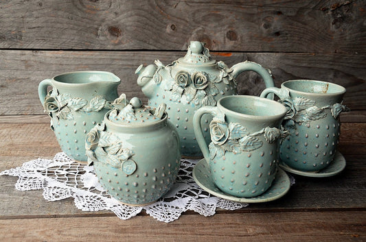Set "Alice nel paese delle meraviglie"  - SU ORDINAZIONE -Teiera, lattiera. zuccheriera, cucchiaino, 2 tazze con piattino azurro in gres