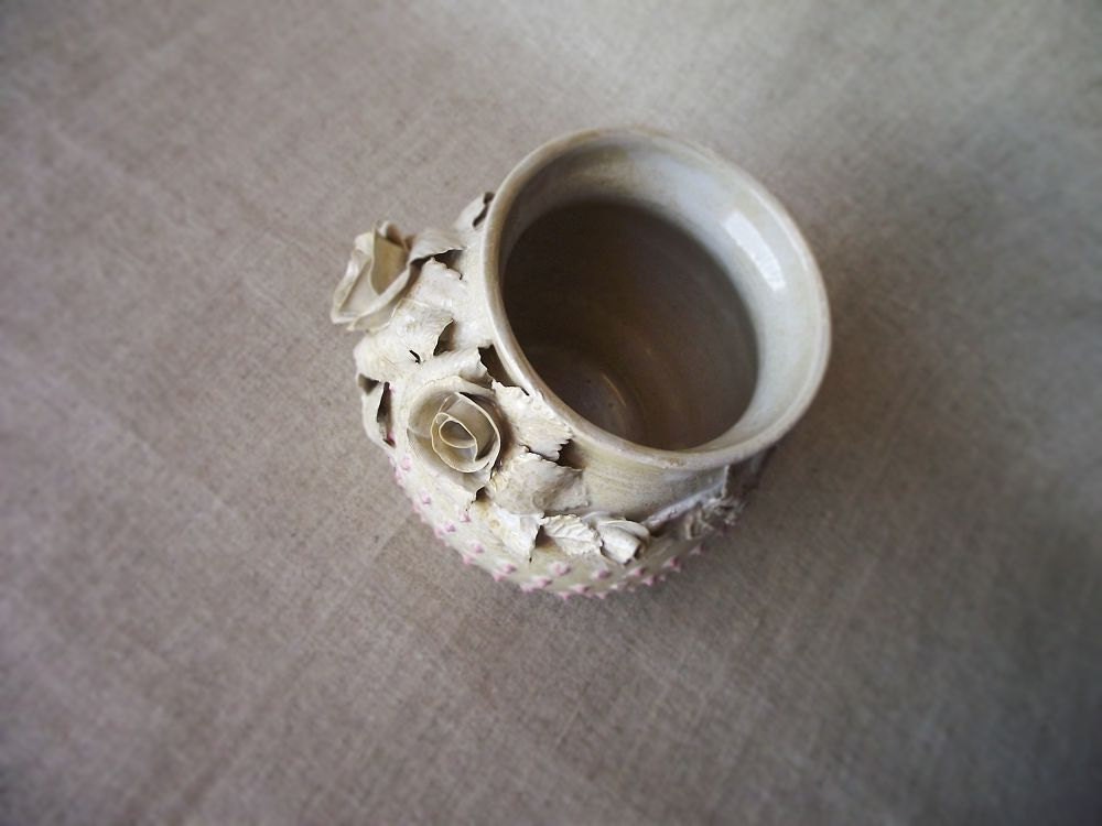 Piccolo vaso bianco con rose e  puntini rosa - gres -