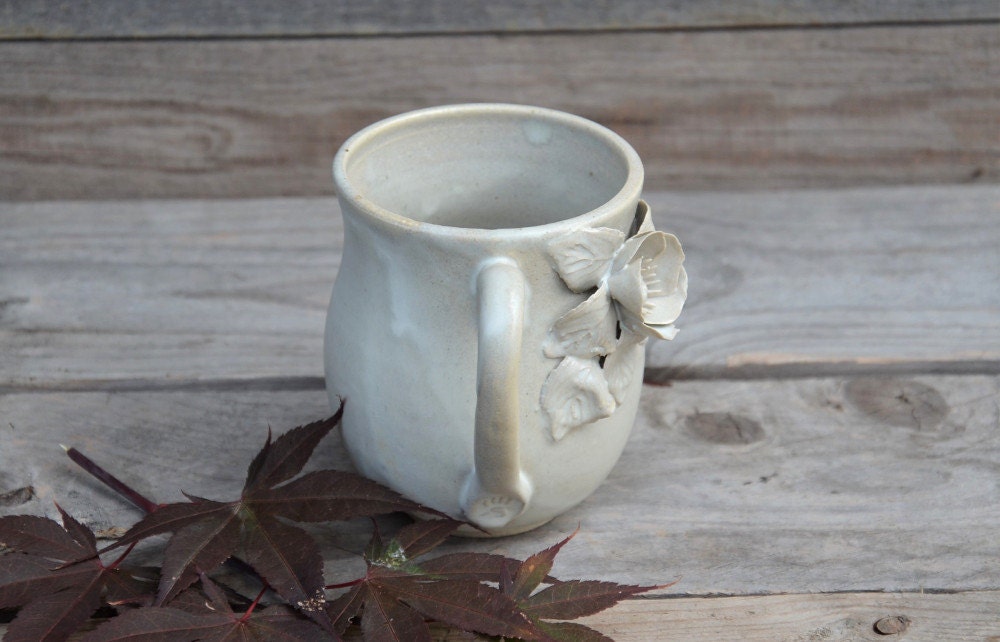 Tazza in gres color crema con un fiore di anemone - SU ORDINAZIONE - gres - stoneware