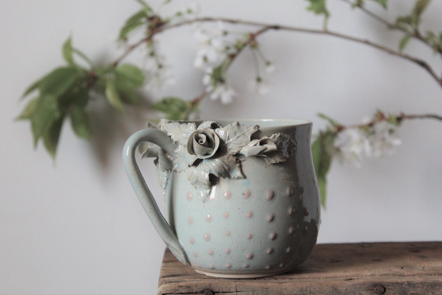 Alice Tazza in gres azzurra con rose - IN PRODUZIONE -  e puntini rosa a rilievo - gres - design 1