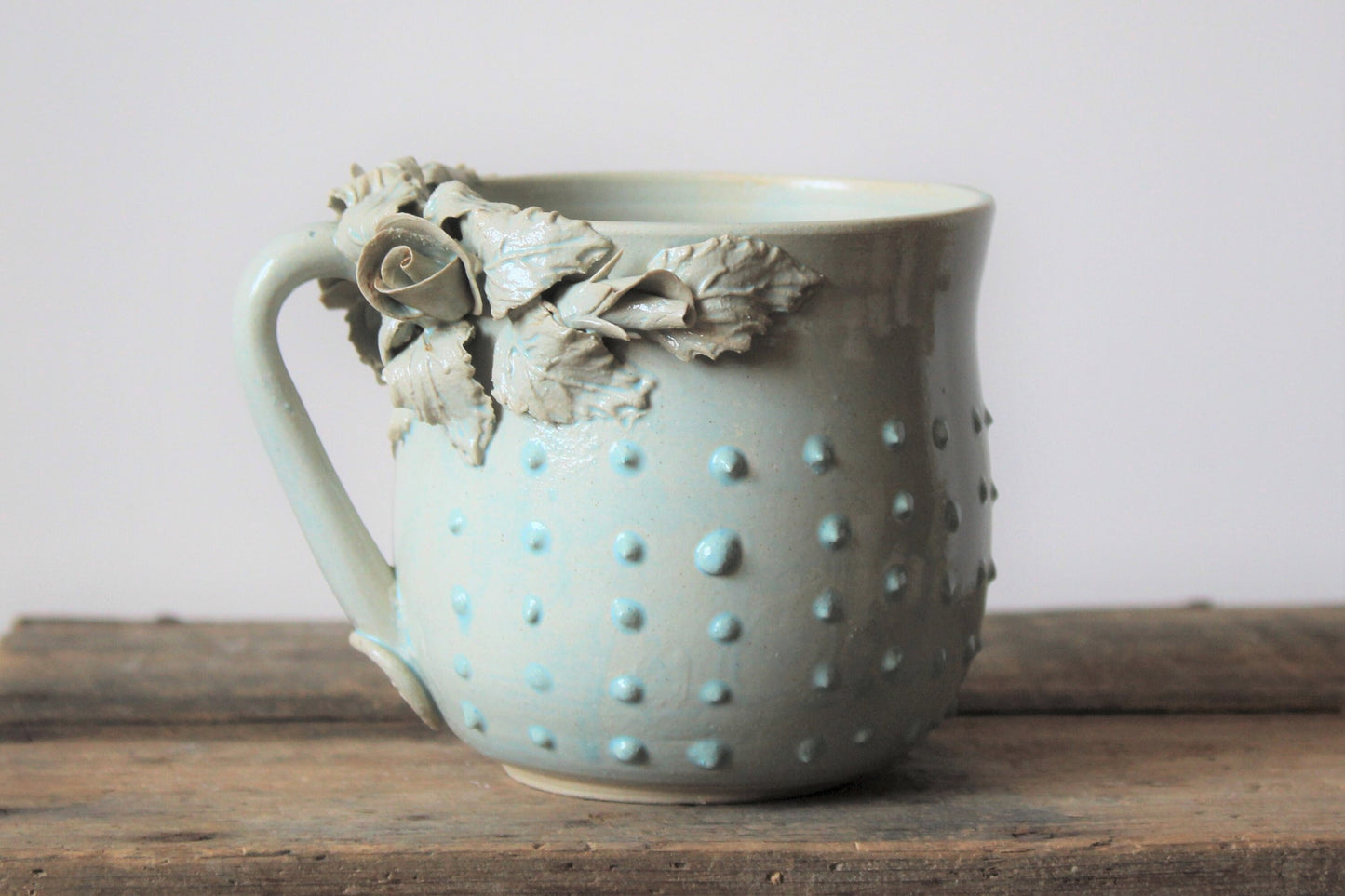 Alice  - Tazza bassa in gres azzurra con rose e dot azzurri