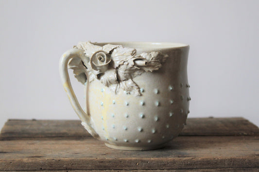 Alice  - Tazza in gres avorio con rose e puntini azzurri a rilievo