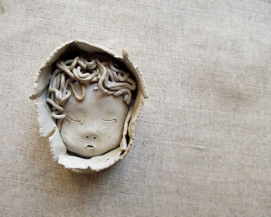 Bimbo addormentato in gres - Decorazione per parete- Gres